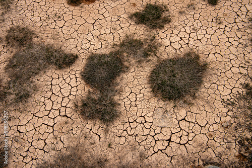 spękana ziemia, susza i katastrofa klimatyczna photo