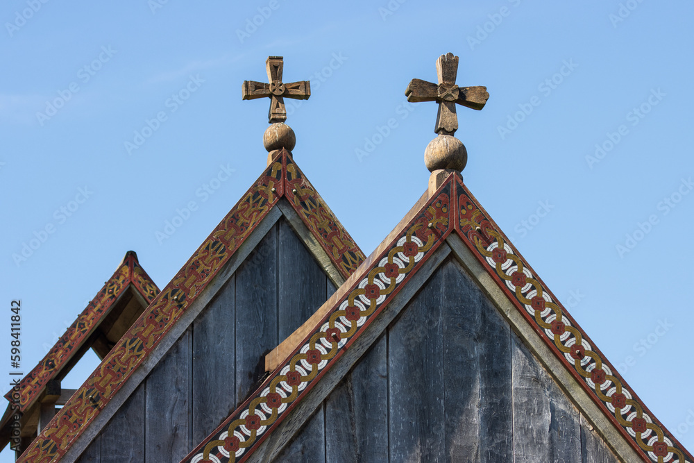 Wikinger Kirche aus Holz mit Kreuzen auf dem Dach.