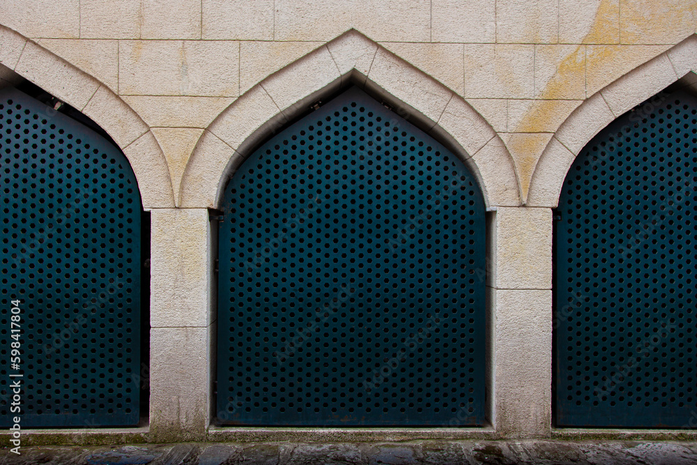 Simmetrical mosquee doors