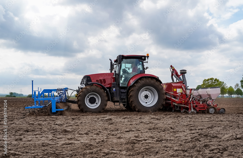 Mit Gruber und Drillmaschine den Mais legen, erst den Boden auflockern und dann legen, in einen Arbeitsschritt. Mit Gruber und Drillmaschine den Mais legen, erst den Boden auflockern und dann legen, in einen Arbeitsschritt.