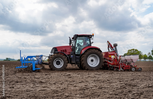 Mit Gruber und Drillmaschine den Mais legen  erst den Boden auflockern und dann legen  in einen Arbeitsschritt.