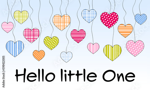 Hello little One - Schriftzug in englischer Sprache - Hallo Kleines. Grußkarte zur Geburt eines Babys mit einem Himmel voller pastellfarbener Herzen.