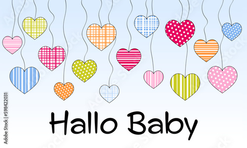 Hallo Baby. Schriftzug in deutscher Sprache. Grußkarte zur Geburt mit einem Himmel voller pastellfarbener Herzen.