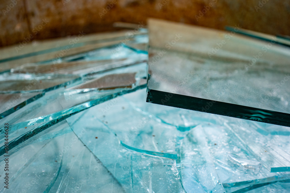 Bruch und Flachglas Scheiben im Recycling Container Bruch und Flachglas Scheiben im Recycling Container