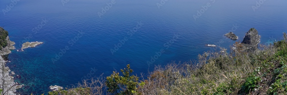 経ヶ岬展望台から見た紺碧の日本海のパノラマ情景