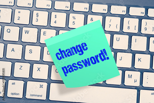 Ein Computer und eine Notiz Change Password photo