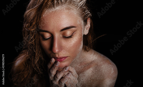 Obraz na płótnie Fine art portrait. The woman's naked wet body is covered with a thin layer of flour. Creative body makeup with cracks and mud. Woman bodyart texture w salonie