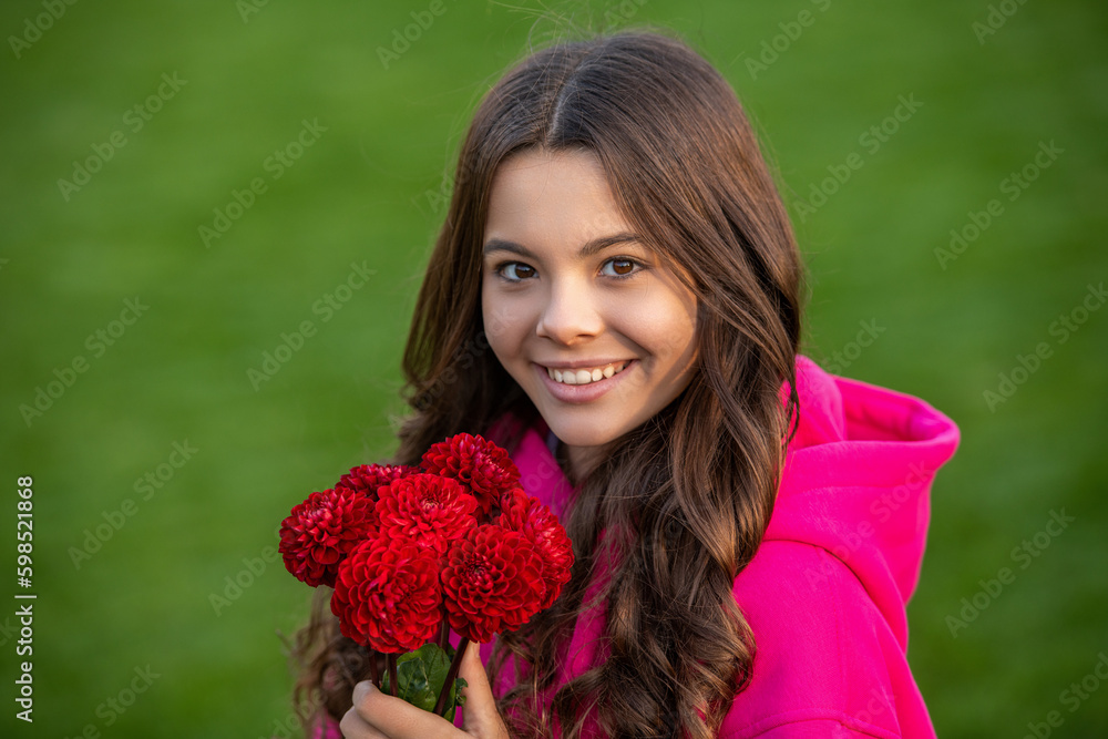 Naklejka premium positive teenager girl with autumn flower bouquet. teenager girl with autumn bouquet