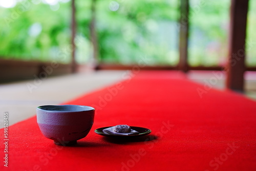 抹茶と和菓子、お寺と日本庭園