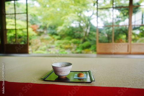 抹茶と和菓子、お寺と日本庭園