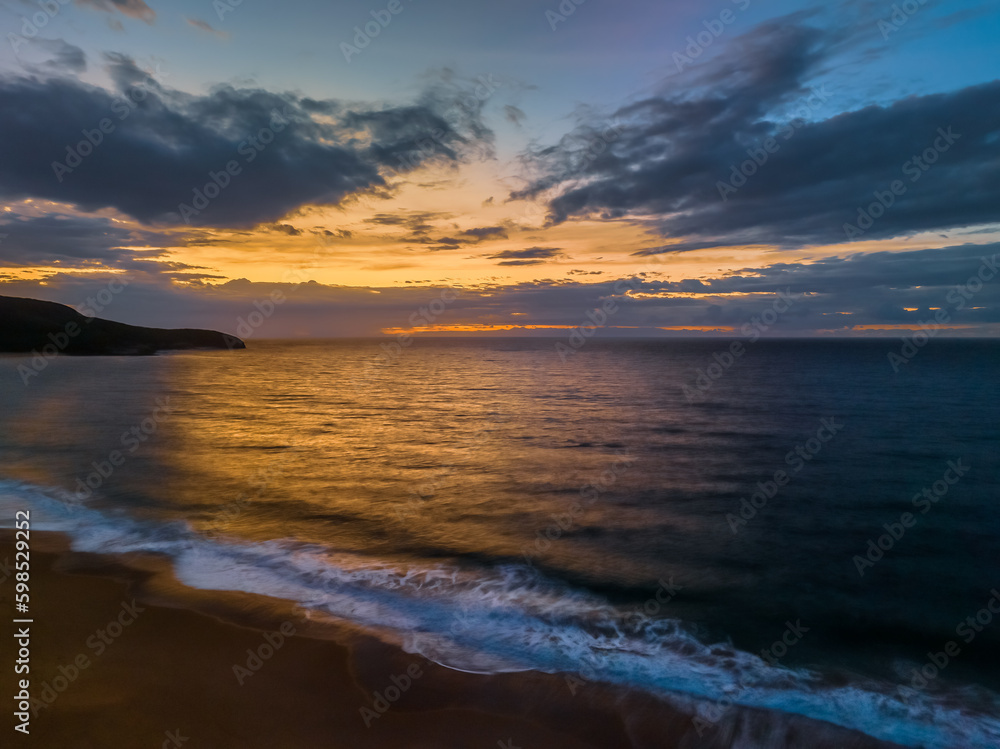 Obraz premium Sunrise seascape with clouds and gentle surf