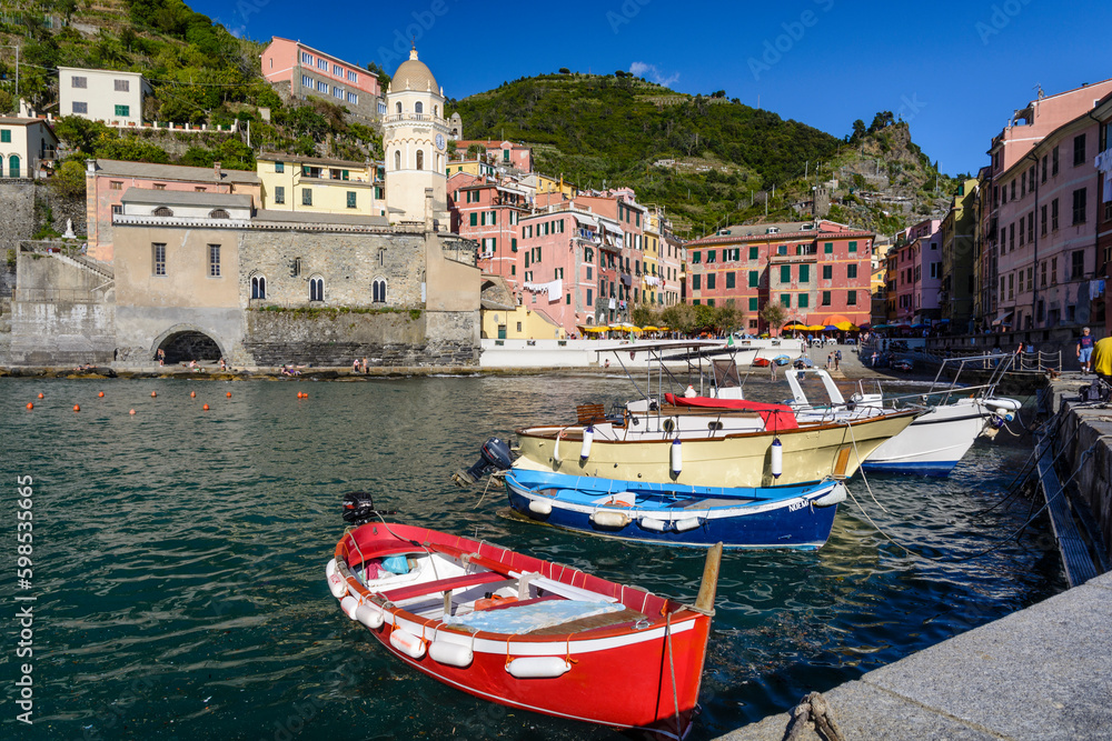 Fischerboote im Hafen von Vernazza, Italienische Riviera, Cinque Terre, Ligurien, Italien