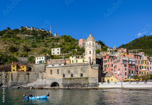 Der Hafen von Vernazza, Italienische Riviera, Cinque Terre, Ligurien, Italien