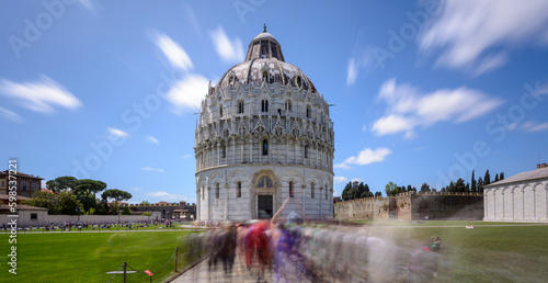 Menschenmassen vor dem Baptisterium, Piazza del Duomo, Pisa, Toskana, Italien
