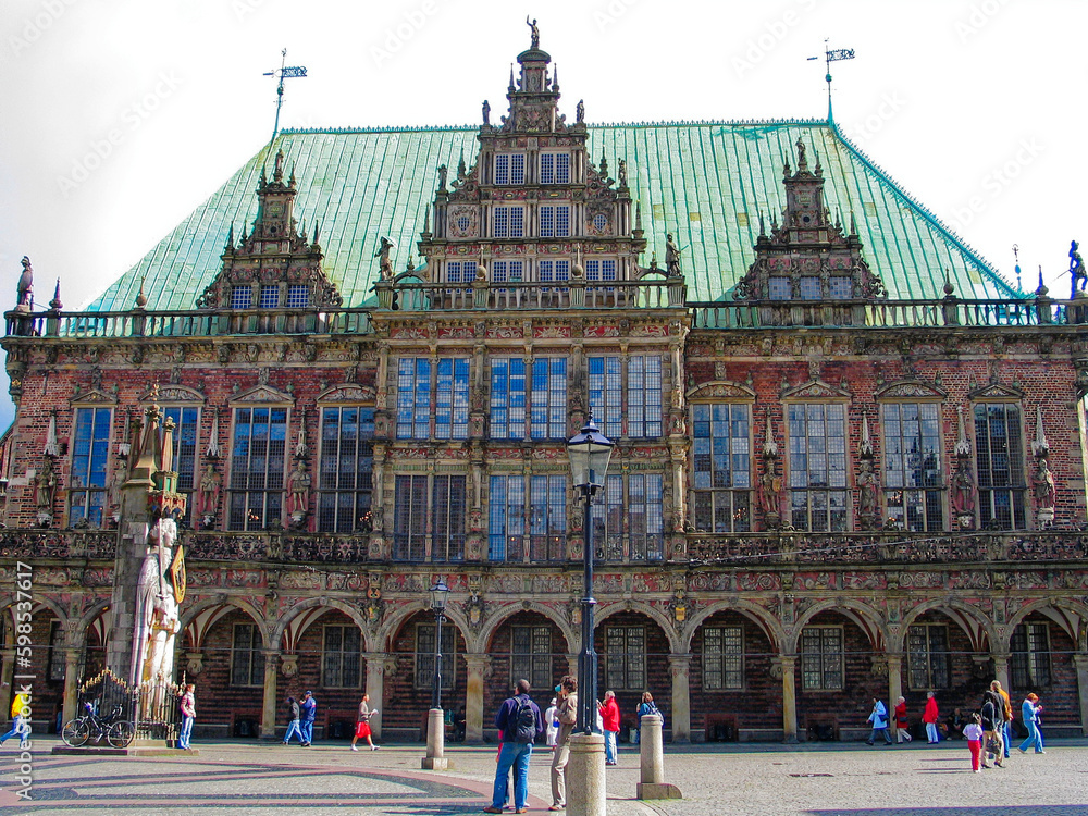 Obraz premium Cityscape at the old town of City of Bremen with Market Square, historic town hall and Roland statue on a blue cloudy summer day. Photo taken August 7th, 2005, Bremen, Germany. 