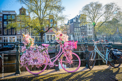 Fototapeta Rowery ozdobione kwiatami w Amsterdamie, Holandia.