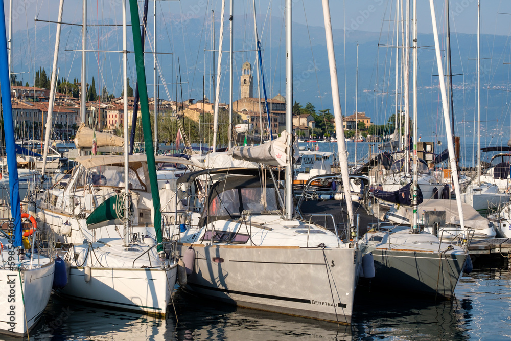Segelboote im Hafen von Salò, Gardasee, Provinz Brescia, Lombardei, Italien Segelboote im Hafen von Salò, Gardasee, Provinz Brescia, Lombardei, Italien
