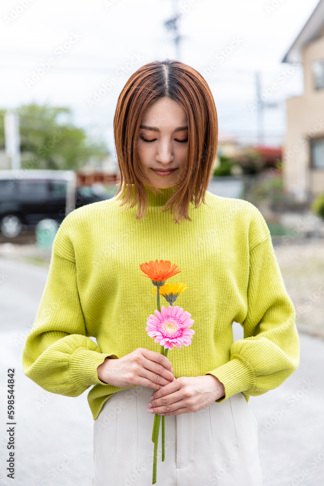 Fototapeta premium ガーベラを持つ女性 African daisy