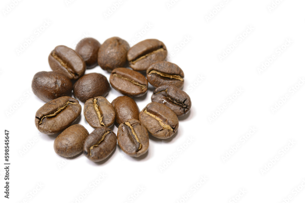 白背景の深煎りのコーヒー豆 白背景の深煎りのコーヒー豆