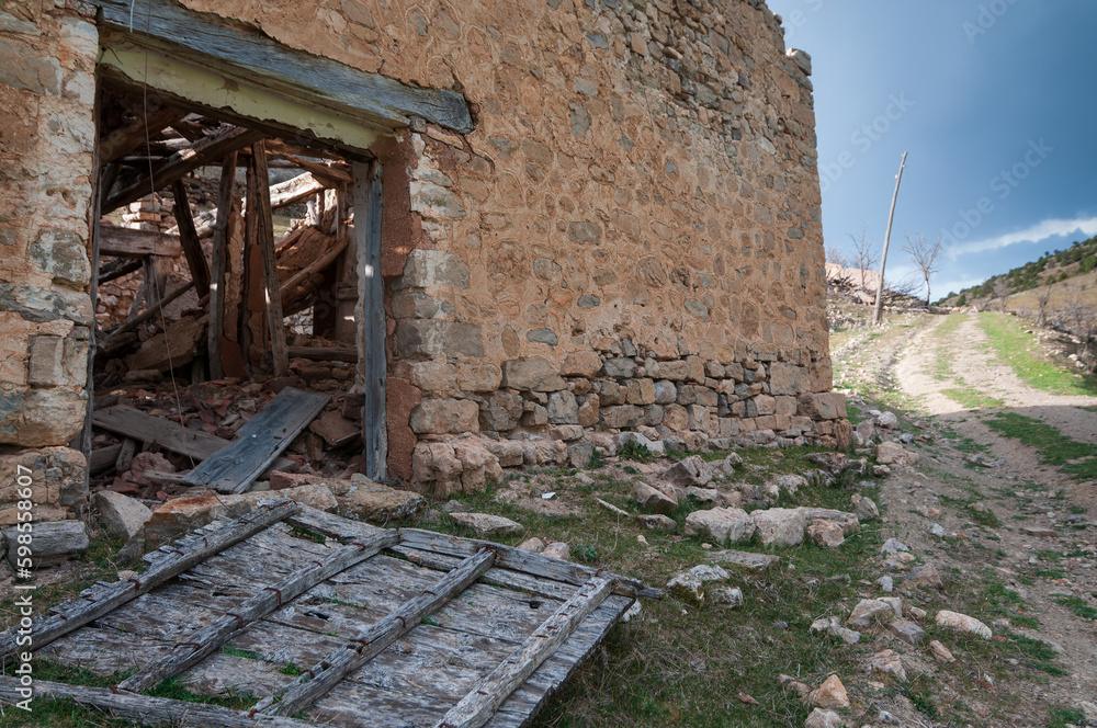 Una casa abandonada en un pueblo de la España vacía en la comarca de Molina, Guadalajara, España.