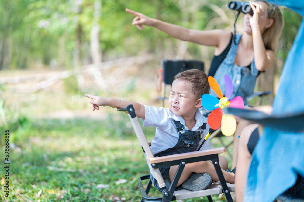 Obraz premium Family enjoying a camping holiday in the countryside ,Camping, travel, tourism, hiking and people. Concept - Happy family with backpacks and thermos at camp.