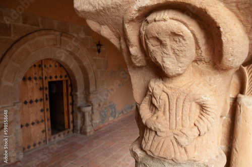 Puerta y capitel románico con figura humana en la iglesia de Algóra, Guadalajara, España.