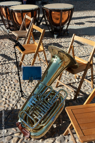 Vista de un trombón en un concierto al aire libre de una banda clásica.
