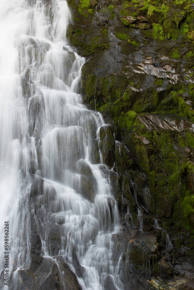 lunga esposizione acqua di una cascata delle dolomiti, una splendida cascata con del bel muschio verde di fianco, la bellezza dei panorami delle dolomiti. lunga esposizione acqua di una cascata delle dolomiti, una splendida cascata con del bel muschio verde di fianco, la bellezza dei panorami delle dolomiti.