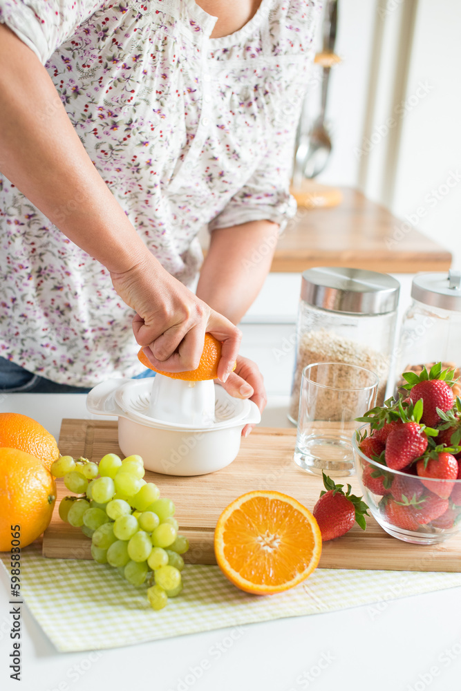 Orangensaft frisch mit der Hand gepresst / Rohkost Orangensaft frisch mit der Hand gepresst / Rohkost