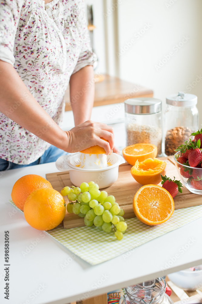 Orangensaft frisch mit der Hand gepresst / Rohkost Orangensaft frisch mit der Hand gepresst / Rohkost