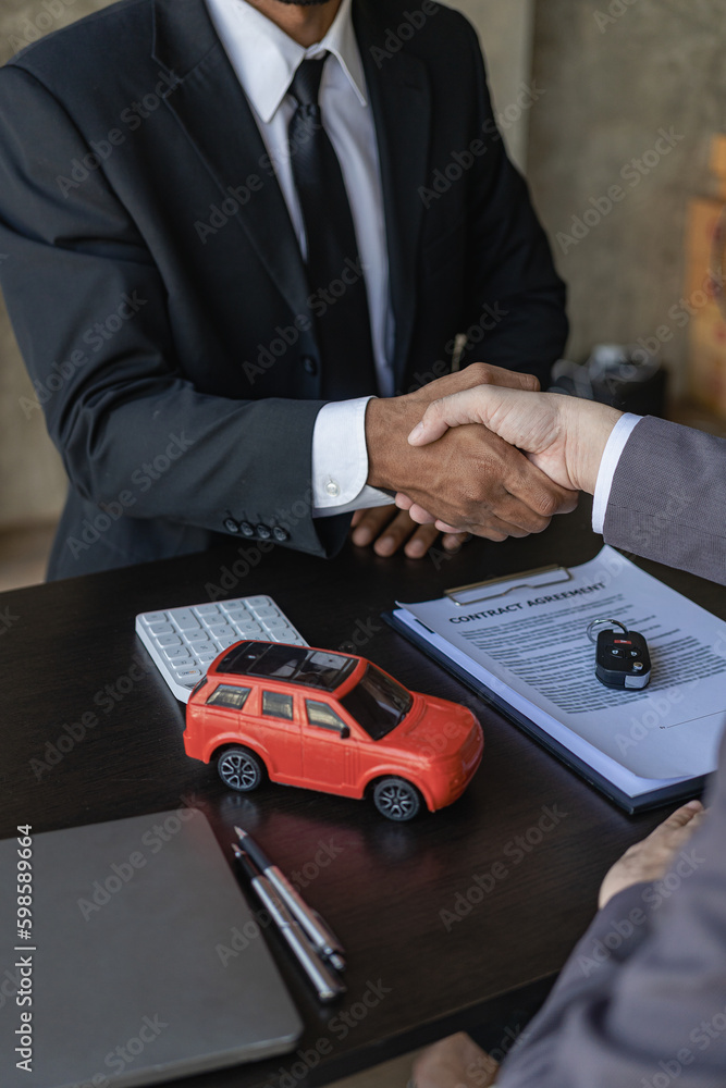 The salesman shakes hands with the customer, after signing the contract and completing the payment, the sales manager offers to sell the car and explain the insurance terms in the office.