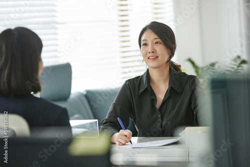 은행 직원에게 안내를 받고있는 손님 