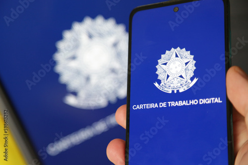 Ilustração do aplicativo Carteira de Trabalho Digital na tela de um celular.