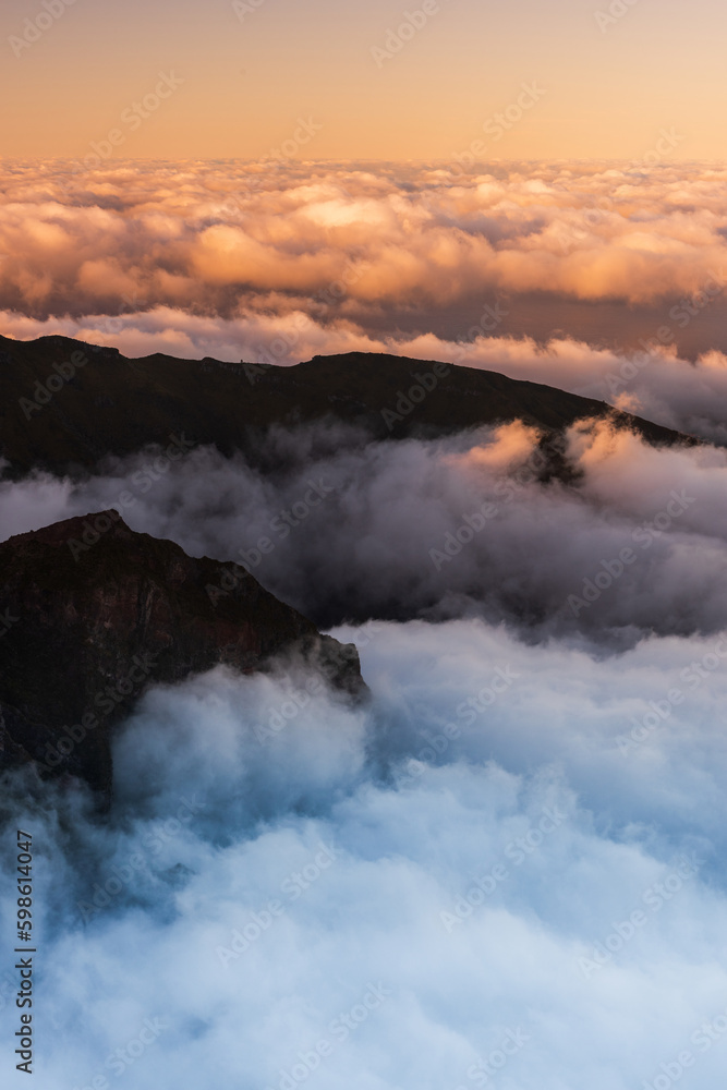 Obraz premium Madeira mountains landscape with peaks above clouds at sunset