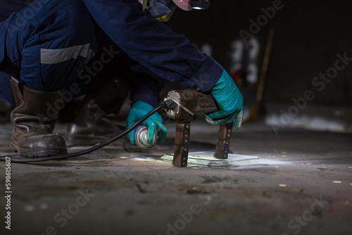 Male worker test steel tank butt weld carbon bottom plate of storage tank oil magnetic field