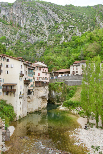 Cuadro en lienzo Panoramic view of the beautiful tourist village of Pont en royans overlooking the river Bourne at springtime