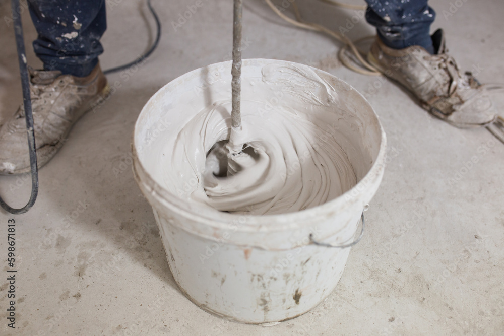 Fototapeta premium Preparing walls for painting - leveling with putty