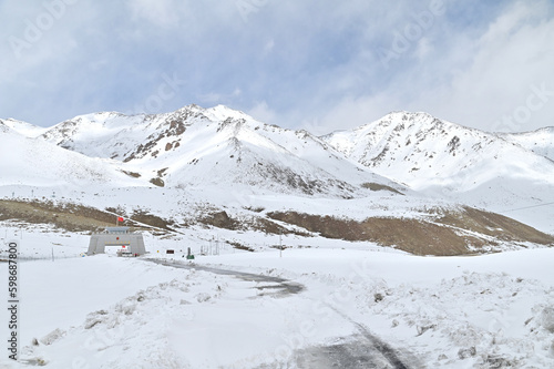 Wallpaper Mural Road to Khunjerab Pass Border Between Pakistan and China During Winter Torontodigital.ca