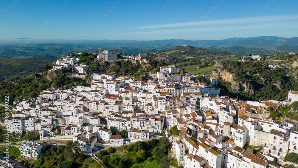 vista del bonito pueblo blanco de Casares en la provincia de Málaga, Andalucía	