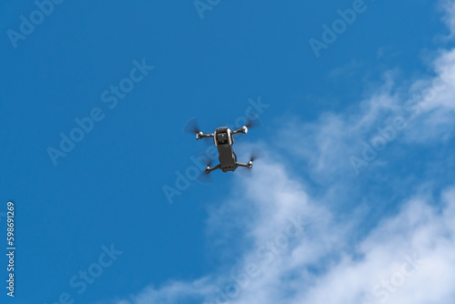 Vue d'un drone en vol dans le ciel. Vue du sol.