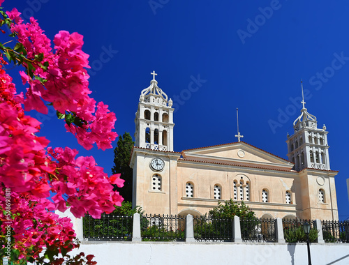 Griechische Kirche auf Paros mit Blütenstrauch