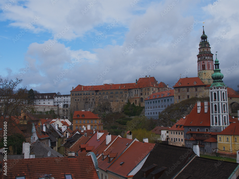 Český Krumlov è una città della Repubblica Ceca cresciuta attorno a un castello gotico e vicino al fiume Moldava