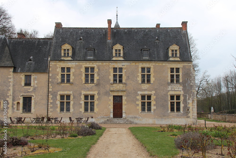 medieval and renaissance mansion (possonnière) in couture-sur-loir (france) medieval and renaissance mansion (possonnière) in couture-sur-loir (france)