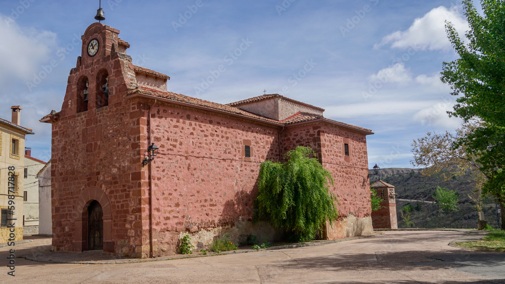  La iglesia de San Juan Bautista de Chequilla es un edificio situado en la entrada del pueblo, de estilo medieval  y modificado en el siglo XVIII.