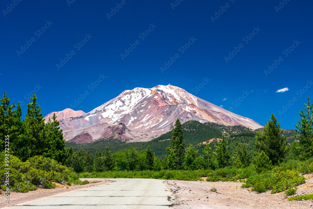 Fototapeta premium Mount Shasta, Northern California, USA