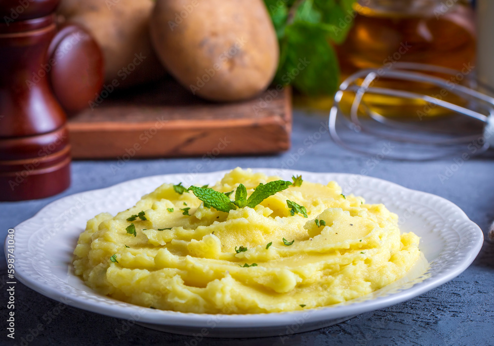 Serving of creamy mashed potato made from boiled potatoes. Turkish name; patates puresi