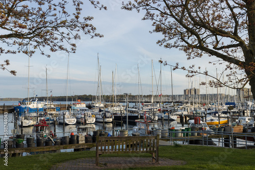 Bild auf Leinwand Idyllischer Blick auf dei Marina vom beleibten Ferienort Strande bei Kiel an der Ostsee