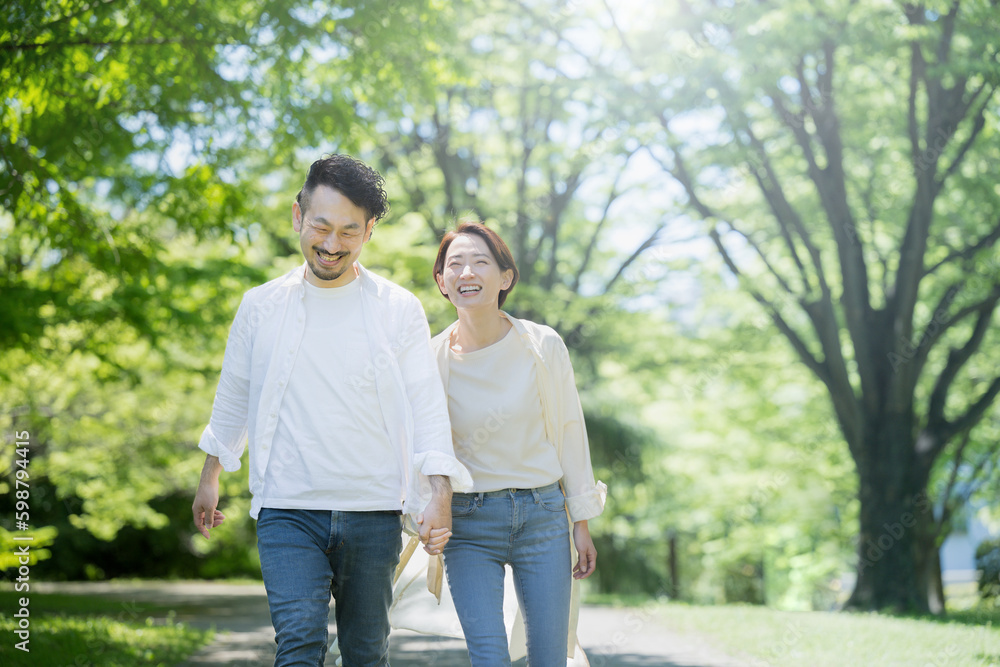 幸せそうなカップルや夫婦のイメージ　髭の男性と美女 保険や結婚などライフステージのイメージ