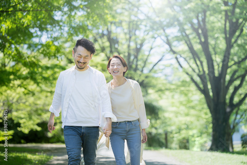 幸せそうなカップルや夫婦のイメージ　髭の男性と美女 保険や結婚などライフステージのイメージ