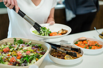 Papier peint photo Restaurant Service buffet salades poulet entreprise  © KBR @contagionmedia